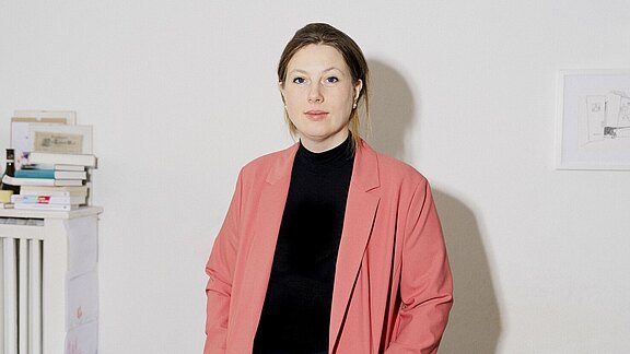 Autorinnenfoto_HannahLuehmann__MaxZerrahn_BlazerWand.jpg 