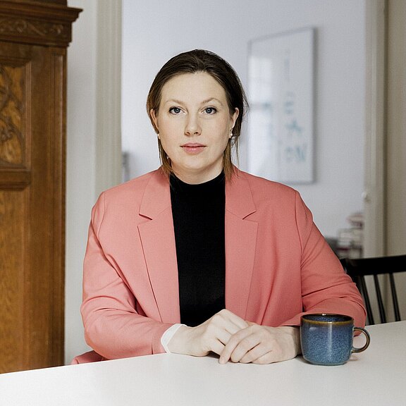 Autorinnenfoto_HannahLuehmann__MaxZerrahn_BlazerTasse_web.jpg 